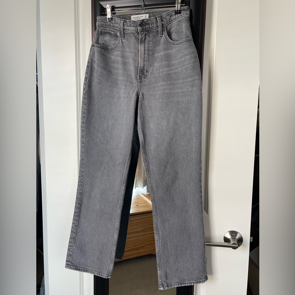 A&F CURVE LOVE Size 27S/4S 90s Ultra High Rise Straight Jeans (Grey Wash)